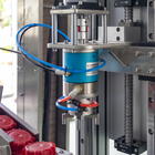 Plastik HDPE süt şişesi vida kapak makinesi Pnömatik Basınç Kilitli Döşeme Kapak makinesi
