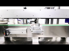 Etiketleme makinesinin etrafında düz şişe sarmak